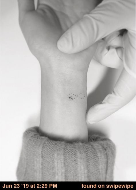 Diy Tattoo Ideas, Plane Tattoo, Airplane Tattoos, Tiny Tats, Tattoo Zeichnungen, Small Girl Tattoos, Petite Tattoos, Small Meaningful Tattoos, Mini Tattoo