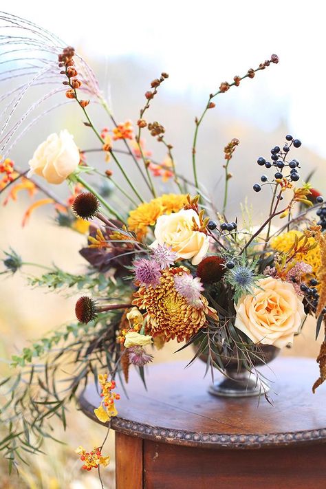 The Most Beautiful Autumn Arrangement, Ever | Autumn 2017 Flower Ideas | Modern Autumn Wedding Bouquet Ideas | Modern Autumn Wedding Flower Ideas | Pantone Fall 2017 Colour Trends Flowers // JustineCelina.com x Rebecca Dawn Design Autumn Arrangements Ideas, Dried Fall Flowers, Flower Thoughts, Pantone Fall, Fall Artwork, Tafel Decor, Fall Flower Arrangements, Fall Floral Arrangements, Artwork Inspiration