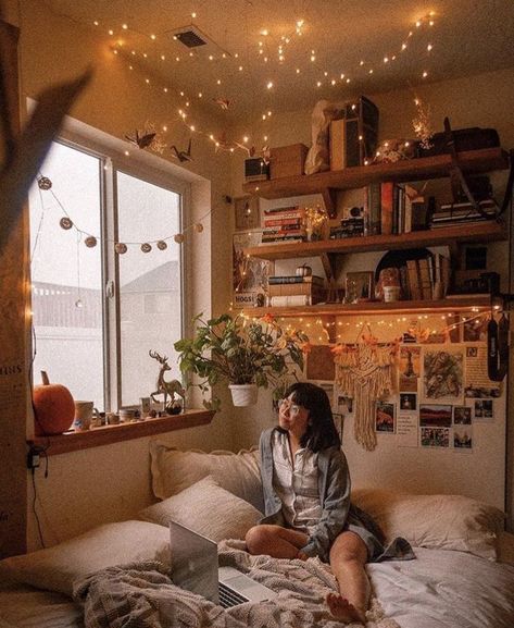 Bedroom Inspiration Cozy, Fairy Lights Bedroom, Pallet Bed, Dekorasi Kamar Tidur, Fall Bedroom, Redecorate Bedroom, Cozy Room Decor, Aesthetic Rooms, Dreamy Room