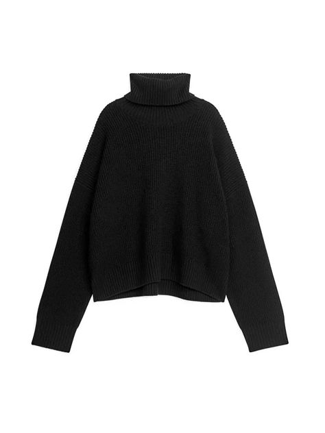 Wool Cashmere Roll-Neck Jumper | ARKET Classy Simple Outfits, Black Wool Sweater, Black Cashmere Sweater, Half Cardigan, New York Fits, Nyc Winter, Day Fits, Wishlist Clothes, Winter Capsule Wardrobe