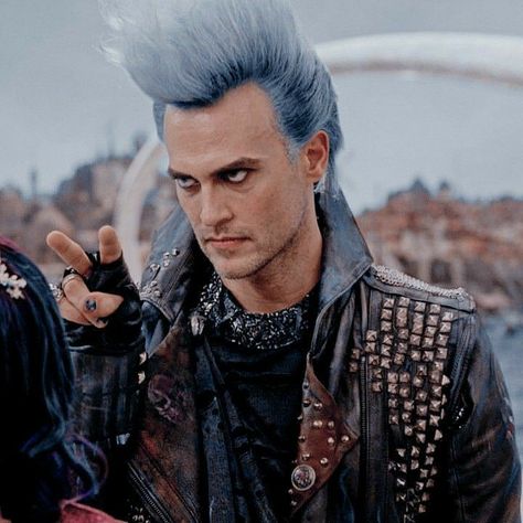 Hades Aesthetic, Chad Micheals, Leo Howard, Disney Descendants Movie, Descendants Characters, Cheyenne Jackson, Disney Channel Descendants, Descendants Cast, Sam And Cat