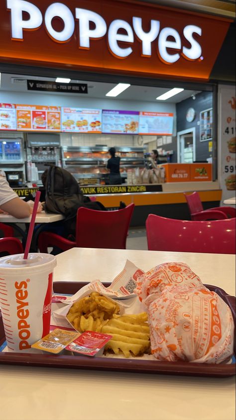 #food #burger #popeyes Usa Lunch Food, Usa Food Snacks, Usa Fast Food, Popeyes Aesthetic, Fast Food Usa, Popeyes Food, Popeyes Restaurant, Popeyes Menu, Cooking Soul Food