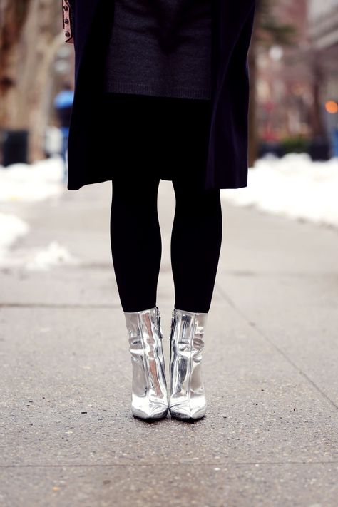 These might be my favourite boots right now! The liquid metallic silver look of them just screams fun and edgy, I love them! Silver Combat Boots Outfit, Chrome Boots Outfit, Silver Ankle Boots Outfit, Silver Booties Outfit, Cowboy Ankle Boots Outfit, Silver Boots Outfit, Metallic Boots Outfit, Womens Casual Style, Silver Shoes Outfit