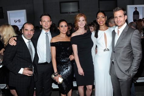 The cast of SUITS at 'A Suits Story' Fashion Show at the Highline in New York City on Tuesday, June 12, 2012 Suits Season 1, Suits Cast, Suits Serie, Suits Tv Series, Suits Tv Show, Interview Suits, Mike Ross, Princ Harry, Harvey Specter Suits