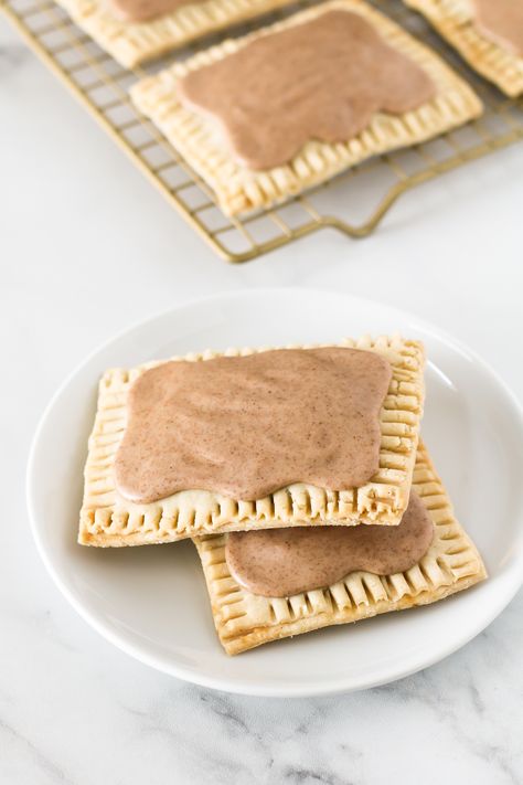 Brown Sugar Cinnamon Pop Tarts, Cinnamon Pop Tarts, Gluten Free Pop Tarts, Brown Sugar Pop Tarts, Pop Tart Flavors, Poptart Recipe, Cinnamon Glaze, Strawberry Pop Tart, Breakfast Goodies