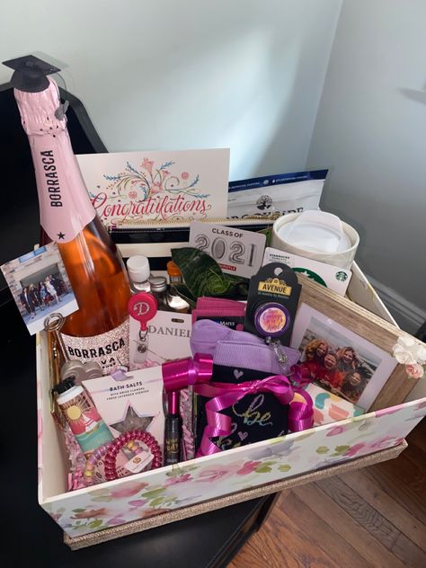 Grad Basket Ideas, Graduation Present Ideas For Friends, Grad Gift Basket, High School Graduation Gift Basket, College Graduation Gift Basket, Cheap Graduation Gifts, Cute Basket Ideas, Graduation Gift Basket Ideas, Bff Graduation Gift