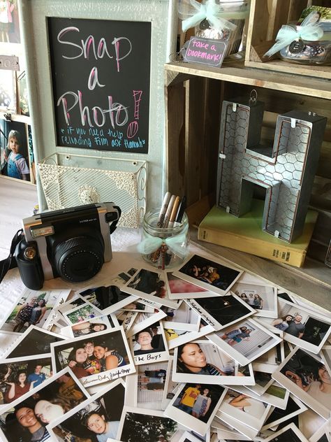 Grad party Polaroid camera 20th Birthday Ideas For Her Decorations, What To Do At A Sweet Sixteen Party, Poloroid Pictures Ideas Party, 18th Bday Activities, 13 Birthday Games Ideas, 18th Bday Ideas Decor, 21 Guy Birthday Ideas, 15 B Day Party Ideas, 18rh Birthday Ideas