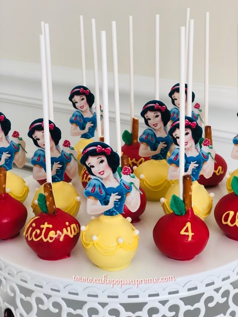 Snowwhite Themed Birthday Party, Snow White Cake Pops, Snow White Birthday Cake, Snow White Cupcakes, White Cake Pops, White Cake Recipes, Snow White Cake, Snow White Birthday Party, White Birthday Cakes