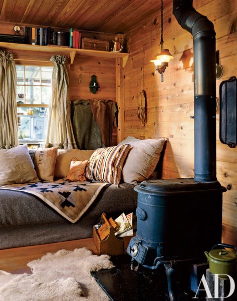 Small Cabin Interiors, Cabin Interior Design, Cabin Interiors, Cabin Living, Little Cabin, Rustic Cabin Decor, Trendy Living Rooms, Log Cabin Homes, Tiny House Cabin