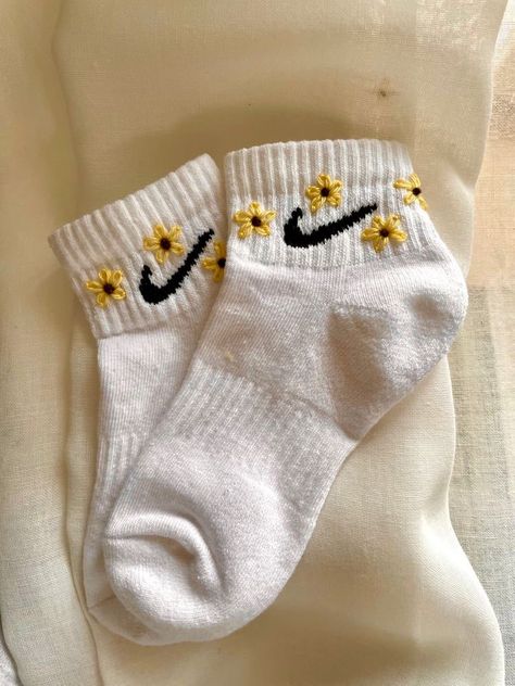 Embrodered Nike, Embroidery Nike Socks, Nike Sock Embroidery, Embroidered Nike Socks, Embroidered Socks Diy, Nike Socks Embroidery, Cute Nike Socks, Aesthetic Embroidery Ideas, Cool Socks Aesthetic