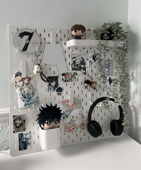 Pegboard Aesthetic Ideas, Pegboard Desk Ideas, White Board Room Ideas, Pegboard Room Decor, Bulletin Board Ideas Aesthetic Bedroom, Peg Boards Ideas, Room Decor Anime Ideas, Anime Room Decor Aesthetic, Cute Pegboard Ideas