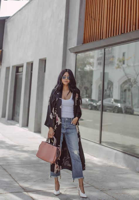 Walk In Wonderland wearing Floral Duster and White Pumps Floral Cardigan Outfit, White Pumps Outfit, Ootd 2022, Duster Outfit, Walk In Wonderland, Look Kimono, Casual Chique Stijl, Kimono Outfits, Look Boho Chic