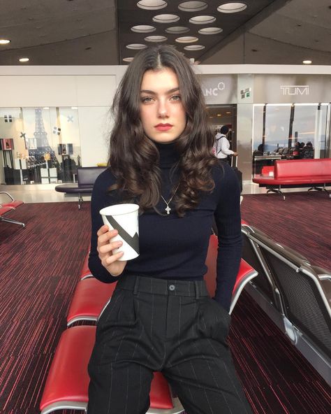 🥰✈️ Zoia Mossour, Long Lob, Tech Girl, Simple Style Outfits, Professional Attire, Girl Inspiration, Parisian Chic, Woman Crush, Western Outfits