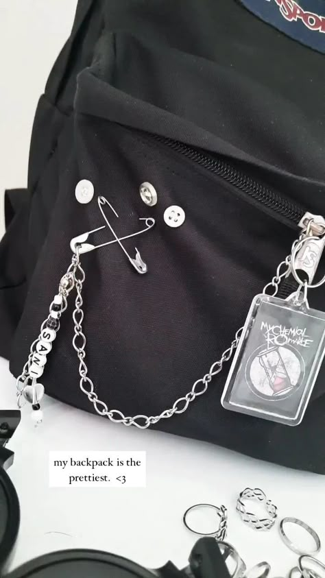 Cool Backpacks Aesthetic, Bag With Safety Pins, School Bag Ideas Aesthetic, How To Make Your School Bag Aesthetic, Diy Pin Ideas Punk, Backpack Inspo Pins, Backpack Accessories Ideas, Safety Pin Art On Clothes, Emo Backpacks Diy