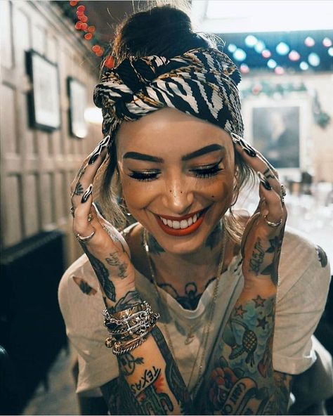 Follow @tattoosmap (us) for more #fashion 💬💉 . ————————////——— ㊗️ . .via @sammijefcoate . . . . ————————////——— ㊗️ . HASHTAGS//… Sami Jefcoate, Sammi Jefcoate, Bobby Pin Hairstyles, Tattoed Women, Look Rock, Girls With Tattoos, Trendy Swimwear, Tattooed Girls, Tattoo Girl