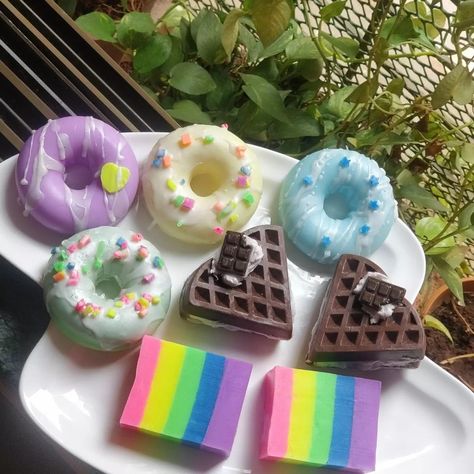 Rainbow Pastry, Donut Soap, Spa Baths, Dessert Soap, Handmade Soap Recipes, Soap Design, Loofah Soap, Soap Shop, Crafty Kids