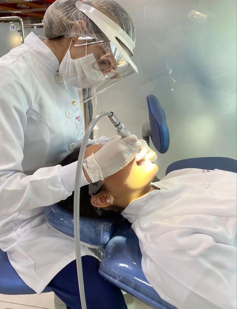 Dentist Career, Dental Hygiene Student, Female Dentist, Dental World, Dental Aesthetics, Dental Hygiene School, Dentistry Student, Dental Fun, Aesthetic Dentistry