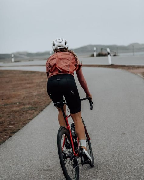 Road Biking Aesthetic, Triathlete Aesthetic, Girl Cycling Aesthetic, Road Bike Aesthetic, Cycling Photography Women, Cyclist Aesthetic, Triathlon Aesthetic, Cyclist Photography, Cycling Aesthetic