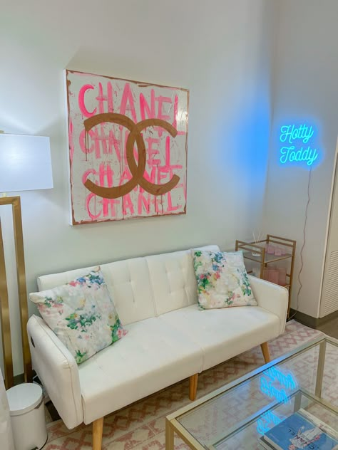 Couch In Dorm Room, Dorm Room Couch Ideas, Dorm Couch Ideas, Dorm Room With Couch, Neutral College Apartment, Dorm Living Room Decor Colleges, Living Room Decor College Apartment, Preppy Living Room Ideas, Pink And Gold Dorm Room