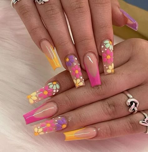 There's a new beauty trend taking over Instagram and it's absolutely stunning. Say hello to "quartz nails". Sparkly Diamond Nails, Simple Summer Nails Stiletto, 29th Birthday Nails, Spring Baddie Nails, Spring Birthday Nails, Mexican Inspired Nails Mexico, Spring Nails Long, Mexico Nails, Spring Acrylic Nails