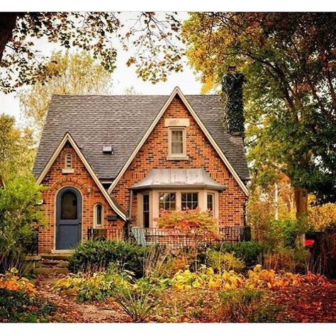 Tudor Cottage, Bungalow Homes, Tudor Style Homes, Red Brick House, Brick Exterior House, Casa Vintage, Victorian Cottage, Dream Cottage, Design Room