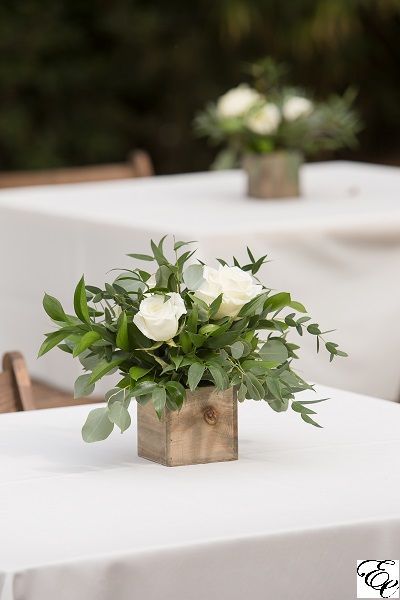 Pin en Flowers Green Gold Flower Arrangement, Fancy Wedding Centerpieces, Circular Table Centerpiece, Sage Green Wedding Centerpieces, White And Gold Centerpieces, White And Green Centerpieces, Tafel Decor, Maroon Bells, Flower Centerpieces Wedding