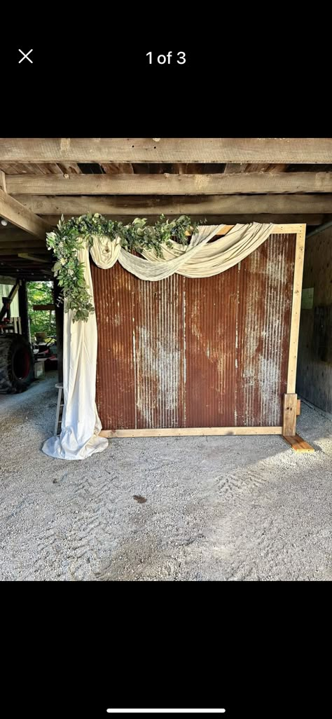 Cowhide Photo Backdrop, Backyard Wedding Privacy Wall, Tin Wedding Backdrop, Tin Backdrop Wedding, Pallet Photo Backdrop Wedding, Western Photo Backdrop Ideas, Country Photobooth, Western Wedding Photo Backdrop, Rustic Wedding Photo Backdrop