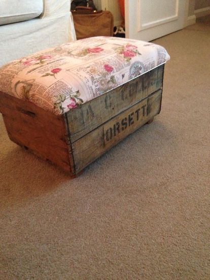 upcycle foot stool from crate, repurposing upcycling, reupholster Crate Ottoman, Diy Footstool, Dark Bedroom Furniture, Diy Stool, Vintage Crate, Diy D, Patio Chair Cushions, Foot Stool, Wooden Stools