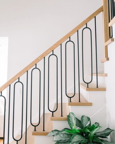 Instagram'da Candace Plotz Design: “Stairway to heaven ... sort of but really it’s just the new staircase at our #stonehideaway project.” Ms Railing Design, Ms Railing, Interior Stair Railing, Staircase Railing Design, Stairs Design Interior, Iron Stair Railing, Staircase Handrail, House Design Trends, Staircase Railing