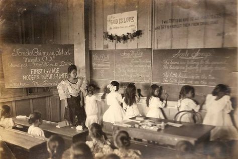 Tondo Primary School, Manila, Philippine Island. circa 1900 (now Isabelo de los Reyes Elementary School) Philippine Traditions, Vintage Philippines, Tacloban City, Kindergarten Pictures, Old Philippines, Philippine Holidays, Stem Students, Philippine History, Philippine Women