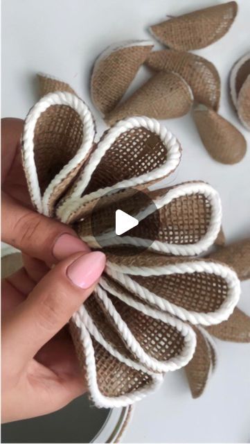 Jute Burlap Crafts, Jute Diy Ideas, Diy Burlap Flowers, Jute Crafts Decorating Ideas, Burlap Crafts Rustic, Jute Jar Decoration, Jute Crafts Decorating Ideas Wall Hangings, Jute Bottle Decoration Ideas, Jute Rope Flowers