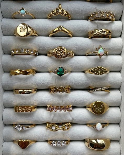 Vintage Gold Jewelry, Xoxo Jewelry, Aesthetic Jewellery, Dope Jewelry Accessories, Jewellery Vintage, Jewelry Accessories Ideas, Dope Jewelry, Jewelry Fashion Trends, Classy Jewelry