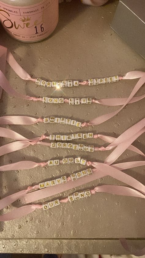 Birthday Friendship Bracelet, Pulseras Coquette, Eras Tour Diy, Ribbon Bracelet Diy, Coquette Bracelet, Eras Tour Bracelets, Swiftie Gifts, Ribbon Bracelet, Cute Friendship Bracelets