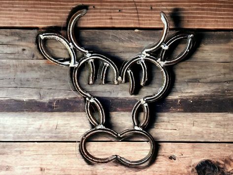 Highland Cow Welded Art #MetalArt #HighlandCow #CowArt #HighlandCowArt #FarmhouseCow #HighlandCowDecor Metal Cow Art, Horseshoe Art Welded, Horse Shoe Projects, Horseshoe Ideas, Horseshoe Crafts Projects, Metal Cow, Welded Art, Highland Cow Art, Horseshoe Projects