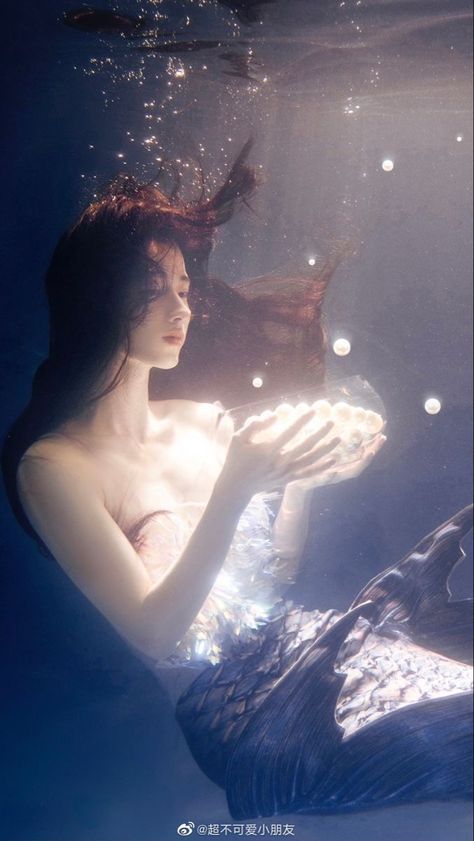 Underwater Photography Dress, Mermaid Photo Reference, In Water Poses Drawing, How To Draw Someone Underwater, Ocean Pose Reference, Mermaid Poses Photography, Underwater Poses Reference Drawing, Ethereal Pose Reference Photo, Underwater Reference Drawing