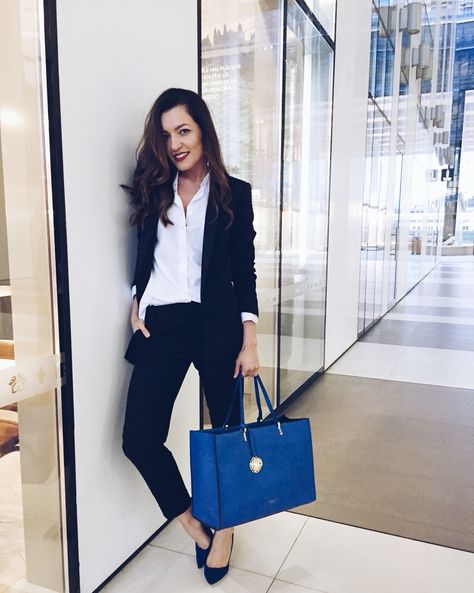 Office outfit with royal blue Scervino bag Royal Blue Bag Outfit, Blue Tote Bag Outfit, Birkin Outfit, Hermes Outfit, Blue Bag Outfit, Royal Blue Bag, Blue Birkin, Chic Smart Casual, Tote Bag Outfit