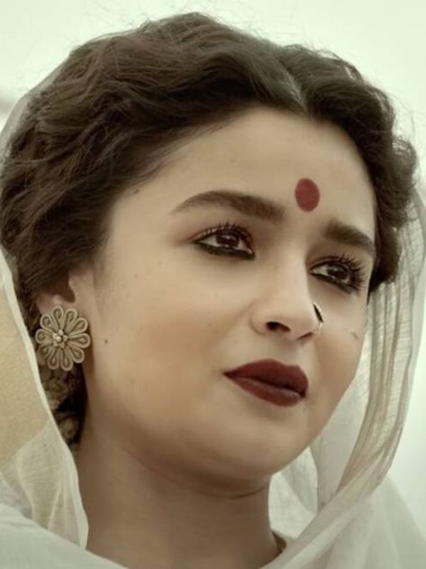 Gangu Bai, Hairstyle Suggestions, Gangubai Kathiawadi, Aliya Bhatt, Kawasaki H2, Buddha Tattoo Design, Alia Bhatt Photoshoot, Romantic Couple Images, Sanjay Leela Bhansali