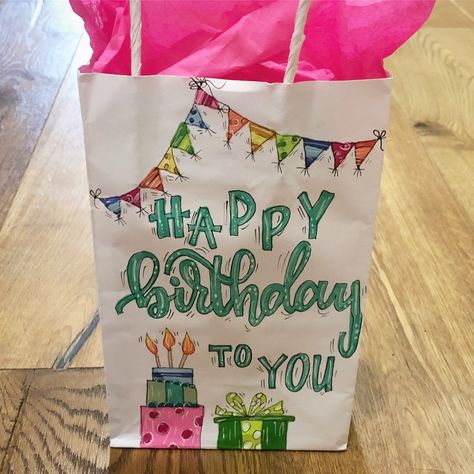 Cute, bright, hand made gift bags Hand Painted Gift Bags, Paper Bag Painting, Painted Gift Bags, Painted Gift Ideas, Paper Bag Decoration, Birthday Bags, Painted Gifts, Birthday Doodle, Decorated Gift Bags