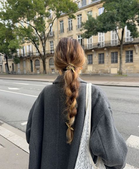 Cute Hairstyles Ponytails, Elle Aesthetic, Hair Theory, Cosy Season, Embrace Messy Hair, Buns Braids, Summer Skies, Campus Style, Hairstyles Cute