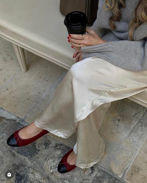 Instagram: @softgoatcashmere - Cinnamon Spark Silk Trousers Outfit Classy, Satin Trousers Outfit Winter, Silky Trousers Outfit, Cream Satin Pants Outfit, How To Style Satin Pants, Silk Pants Outfit Street Styles, Silky Pants Outfit, Silk Trousers Outfit, Satin Trousers Outfit