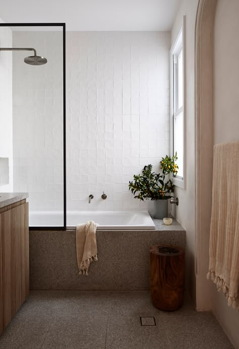 Interior designer Cushla McFadden proves that a restrained palette and curated decoration is the key to timeless style in her beautifully minimal Victorian terrace home. Bathroom Without Tiles, Tiled Bathtub, Shower Over Bath, Modern Renovation, 아파트 인테리어, Victorian Terrace, Upstairs Bathrooms, Minimalism Interior, Main Bathroom