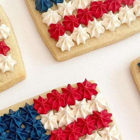 Jen Schertz | Buttercream Iced & Gourmet Cookies | Cuy Falls on Instagram: "Happy Flag Day! 🇺🇸 While it’s tricky to faithfully capture all of the details in buttercream, I hope my cookie tribute honors the symbol of the United States nevertheless.  You probably already know that the flag’s 13 red and white stripes represent our nation’s original 13 colonies, and the 50 white stars represent the 50 states. But did you know that each of the flag’s colors has a meaning? ❤️ Red symbolizes valor and bravery 🤍 White stands for purity and innocence 💙 Blue represents vigilance, perseverance, and justice (Source: USA.gov)  Whether you call it Old Glory, the Stars and Stripes, or the Star Spangled Banner, today’s an especially good day to fly it with pride! 🇺🇸  #bakedwithlove #jenscookiecraft Flag Sugar Cookies, Flag Cookies, Happy Flag Day, American Heritage Girls, 13 Colonies, 4th Of July Desserts, The 50 States, Gourmet Cookies, Flag Day