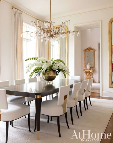 A Clean Slate - At Home in Arkansas Suzanne Kasler Dining Room, New Classic Dining Room, Modern Classic Dining Room, White And Gold Living Room, Modern Classic Dining, Table Farmhouse Decor, Dining Room Design Luxury, Yellow Dining Room, Glass Dining Room Table