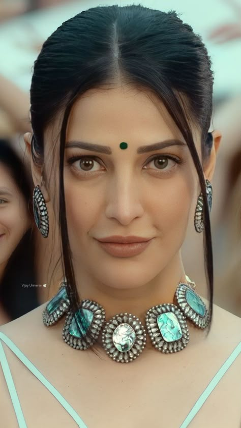 Shruthi Hasan, Face Portraits, Bollywood Beautiful, Shruti Hasan, Shruti Haasan, Adobe Photo, Bollywood Pictures, Shruti Hassan, Tamanna Bhatia