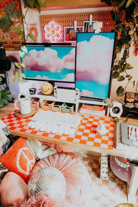 Maximalist Computer Desk, Groovy Office Aesthetic, Desk Setup Colorful, Retro Home Office Ideas, Aesthetic Gaming Desk Setup, Colorful Gaming Setup, Cozy Pc Setup Aesthetic, Cute Desk Mat, Desk Mat Aesthetic