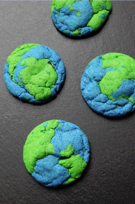 Get ready for Earth Day! Helping our kids to learn about our planet Earth can be a lot of fun. Here are 7 easy educational activities that use recycled ...READ → Earth Day Cookies, Outer Space Party, 귀여운 음식 그림, Earth Day Crafts, Outer Space Birthday, Space Birthday Party, Earth Day Activities, Space Birthday, Space Party