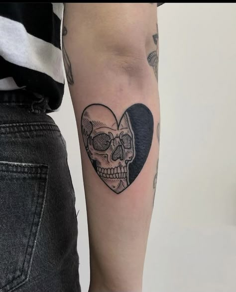 Skull Heart Tattoo, Trippy Tattoo Designs, Trippy Tattoo, Scorpio Tattoo, Hello Kitty Tattoos, Clever Tattoos, Traditional Tattoo Design, Dark Tattoo, Dream Tattoos