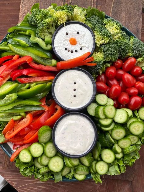 Christmas Veggie, Christmas Veggie Tray, The Tipsy Housewife, Christmas Vegetables, Tipsy Housewife, Christmas Charcuterie, Christmas Platter, Vegetable Tray, Christmas Recipes Appetizers