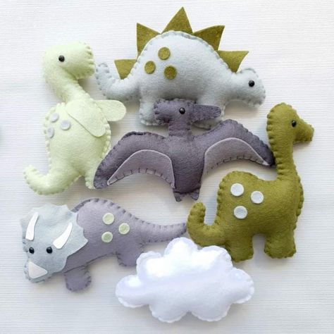 Felt Dinosaur Pattern Free, Felt Dinosaur, Baby Mobil, Felt Animal Patterns, Felt Crafts Diy, Dinosaur Crafts, Felt Mobile, Baby Planning, Baby Presents