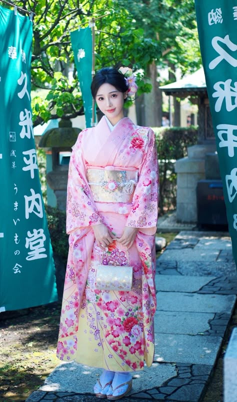 Japanese Yukata Women, Kimono Hairstyle, Japanese Outfit Ideas, Wedding Pelamin, Yukata Women, Kimono Aesthetic, East Asian Culture, Asian Photo, Kimono Hakama